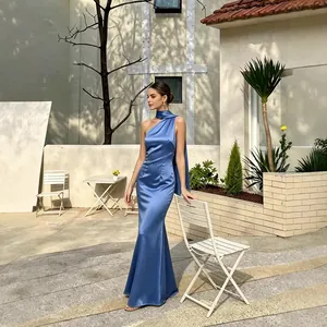 Vestido largo elegante de satén azul con cuello halter y detalle de cinta de gala