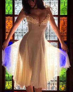 Detalle de vestido de hada crema transparente con apliques florales y cordones