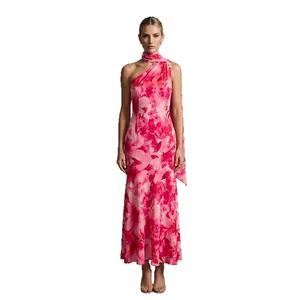 Elegante vestido largo con estampado floral rosa, diseño de un hombro y bufanda a juego