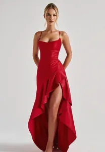 Elegante vestido de noche rojo con tirantes finos dobladillo de volantes y abertura alta