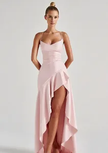 Vestido de noche elegante rosa con espalda descubierta, volantes y dobladillo asimétrico.
