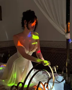 Vestido de hada de estilo francés con detalles florales en una luz ambiental tenue
