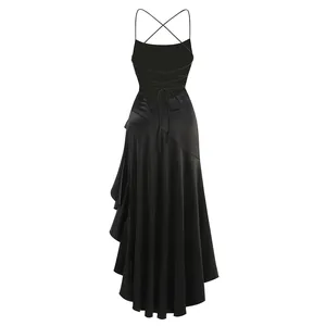 Elegante vestido de satén negro con espalda descubierta, tirantes cruzados y volante asimétrico.
