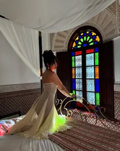 Elegante vestido largo de estilo hada francesa con tirantes en un entorno marroquí