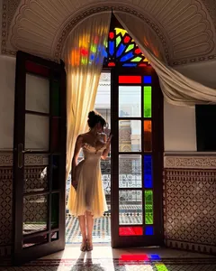 Elegante vestido midi beige de tirantes estilo francés con detalles florales en habitación soleada