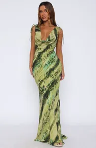 Elegante vestido largo estampado verde con escote en V profundo y espalda descubierta
