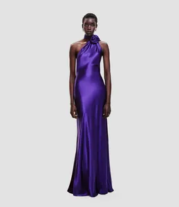 Elegante vestido de noche largo en satén morado con cuello halter y detalle de rosa 3D