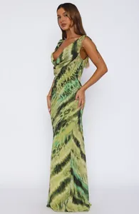 Detalle de vestido largo tie-dye verde con cuello drapeado y espalda descubierta