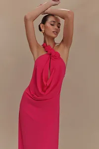 Detalle de vestido halter rosa con flores 3D de gran tamaño en el escote
