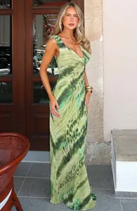 Elegante vestido largo con estampado de leopardo verde y escote en V para verano