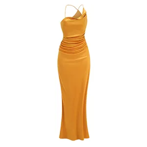 Elegante vestido largo de satén naranja con fruncidos y espalda al aire para fiesta