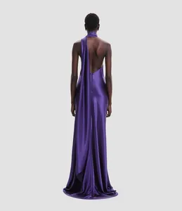 Vista trasera de un elegante vestido de noche de satén violeta sin espalda con bufanda