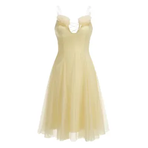 Vista detallada del vestido amarillo de tirantes estilo francés con flores aplicadas