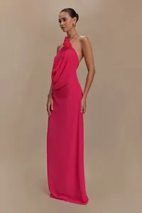 Vista completa de un vestido halter rosa fucsia con elegante escote drapeado y detalles florales