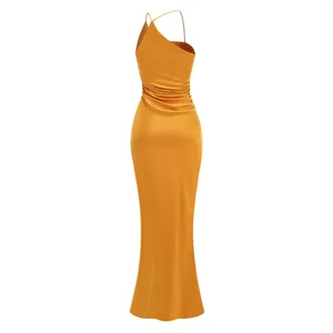Vista trasera elegante de un vestido largo de satén naranja con espalda descubierta y pliegues
