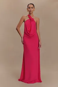 Elegante vestido largo fucsia con cuello halter, flores en 3D y escote de capucha drapeado