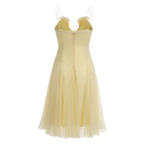 Vista trasera de un vestido de hada francés amarillo claro con tirantes finos y cordones