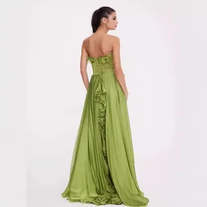 Vista detallada de la espalda de un vestido de fiesta verde con volantes y cordones