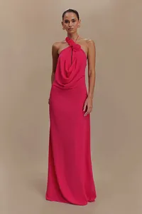 Elegante vestido maxi fucsia con cuello halter y exquisitos apliques florais 3D en el escote.