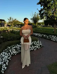Elegante abito lungo senza spalline in mesh patchwork color crema in un giardino
