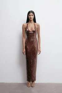 Elegantes, tiefkaffeebraunes Pailletten-Maxikleid mit Neckholder und schmaler Passform.