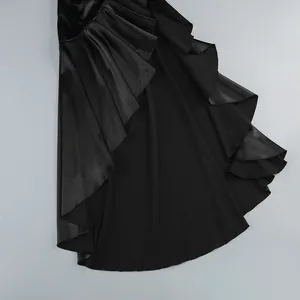 Vista macro detallada de la elegante falda negra con volantes y un diseño de dobladillo irregular