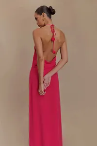 Vista detallada de la espalda de un vestido largo rosa con flores de tela decorativas