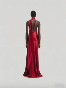 Vista trasera de un vestido de gala rojo satinado sin espalda con drapeado al cuello