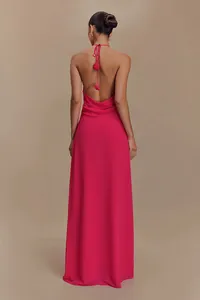 Detalle posterior del vestido halter magenta con adornos de rosas y espalda abierta.
