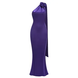 Elegante vestido de noche de satén morado con un hombro y detalle de rosa 3D floral