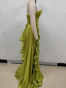 Vista lateral de un vestido de gala verde lima con volantes plisados y corte en A