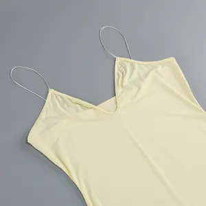 Primer plano del escote en V y los tirantes finos de un vestido amarillo