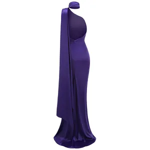 Vista trasera de un elegante vestido largo de satén púrpura con caída larga