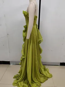 Elegante vestido de línea A verde lima con volantes plisados y cintura delgada.