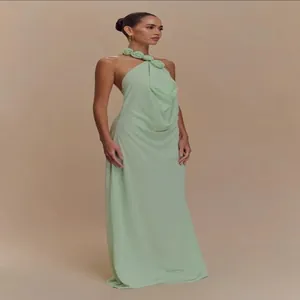 Elegante vestido maxi halter verde salvia con detalles florali 3D y diseño sexy sin espalda
