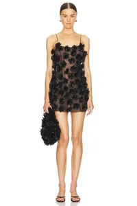 Vista detallada de un vestido corto negro con apliques de flores 3D y tirantes finos