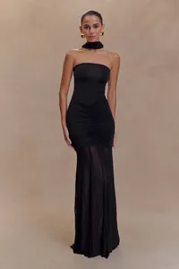 Elegante abito lungo nero senza spalline con increspature e dettaglio in rete trasparente