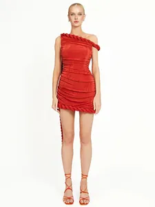 Vista detallada de minivestido rojo de un hombro con fruncidos y detalle de cuerda trenzada