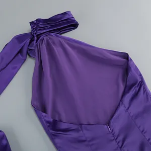 Vista detallada de un elegante vestido de fiesta en satén púrpura con cuello halter