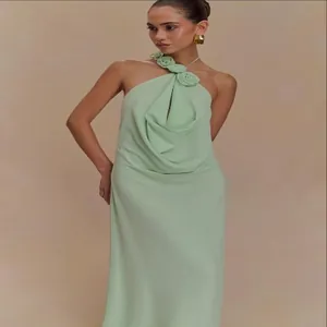 Elegante vestido halter verde salvia con detalles florales en 3D y escote drapeado.