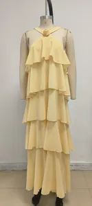 Elegante vestido largo amarillo de capas sin mangas con detalle floral 3D al cuello