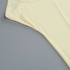 Primer plano de tela fluida de color amarillo pálido con textura suave y drapeado