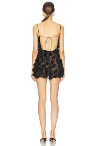 Detalle de la espalda de un minivestido negro transparente con flores en 3D