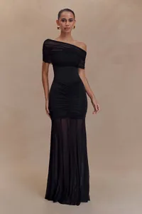 Dettaglio dell'elegante abito nero in rete con corpino arricciato e gonna velata