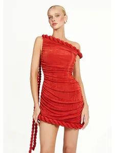 Vista detallada de vestido mini rojo asimétrico con detalle de cuerda trenzada roja
