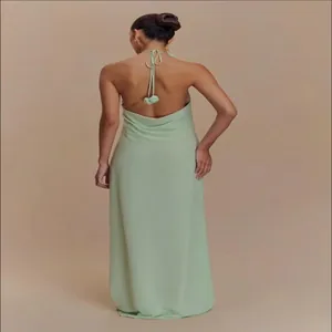 Vista trasera de un vestido largo halter verde salvia sin espalda con caída elegante