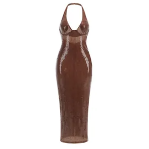Detailansicht eines glamourösen dunkelbraunen Pailletten-Halterneck-Bodycon-Maxikleids