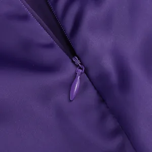 Detalle de primer plano de una cremallera oculta en un vestido de noche morado de calidad