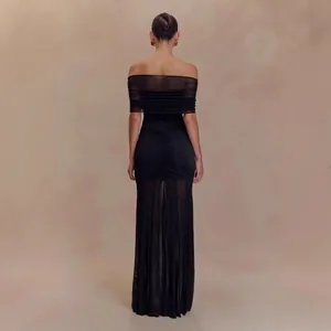 Vista posteriore dettagliata di un elegante abito lungo nero in tulle con spalline calate