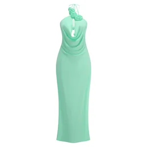 Detalle del vestido halter verde menta con elegantes flores de rosas en 3D hechas a mano